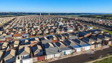 Vista aérea de casas padronizadas do programa minha casa minha vida do estado de São Paulo, Brasil