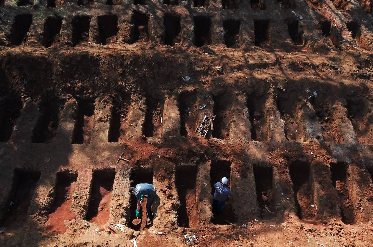 Sepultadores cavam covas no cemitério de Vila Formosa, em São Paulo, em meio à pandemia de Covid-19 (REUTERS/Amanda Perobelli)