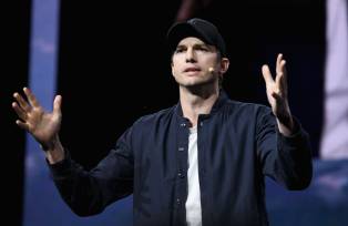 Ator Ashton Kutcher durante congresso