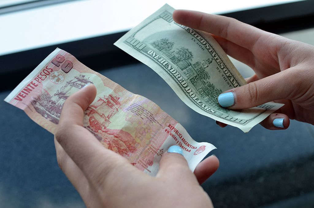 Peso argentino e dólar (Foto: Getty Images)
