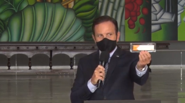 João Doria (PSDB), governador do estado de São Paulo, segura uma embalagem da vacina contra a covid-19 desenvolvida em parceria com o Instituto Butantan