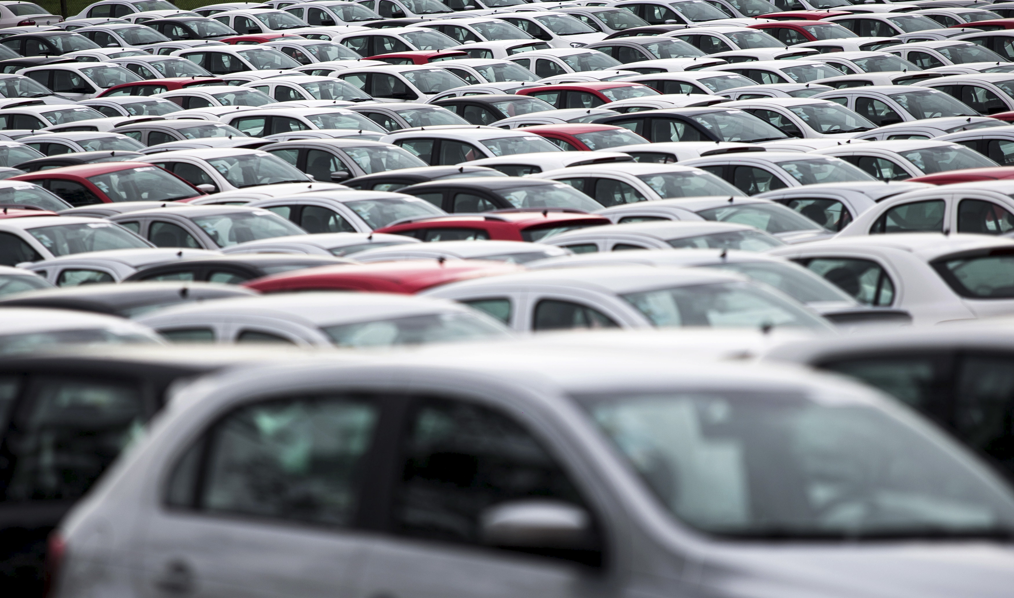 Carros estacionados em pátio (Reuters/Roosevelt Cassio)