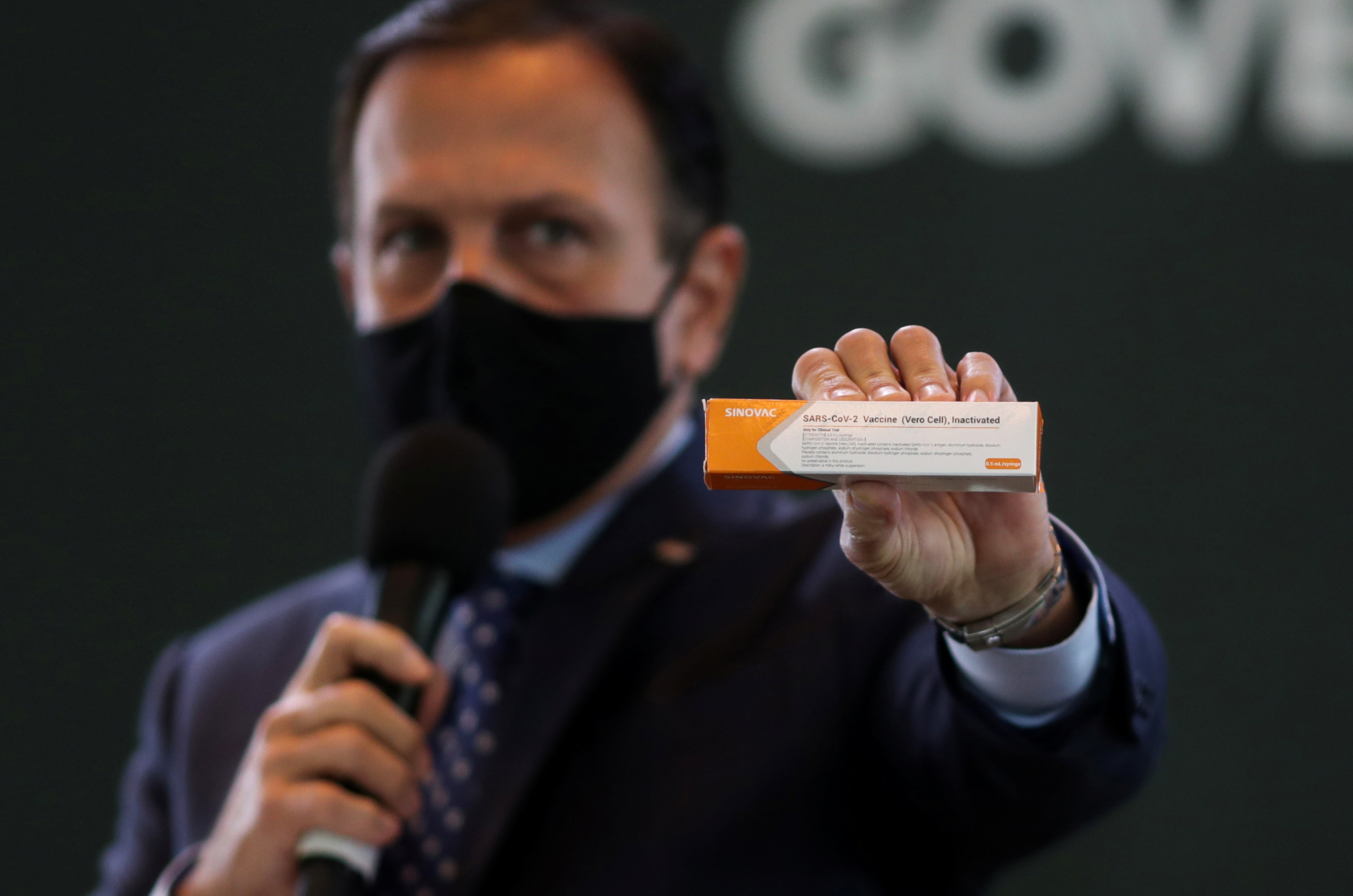 Governador de SP, João Doria, com caixa da vacina CoronaVac (REUTERS/Amanda Perobelli)