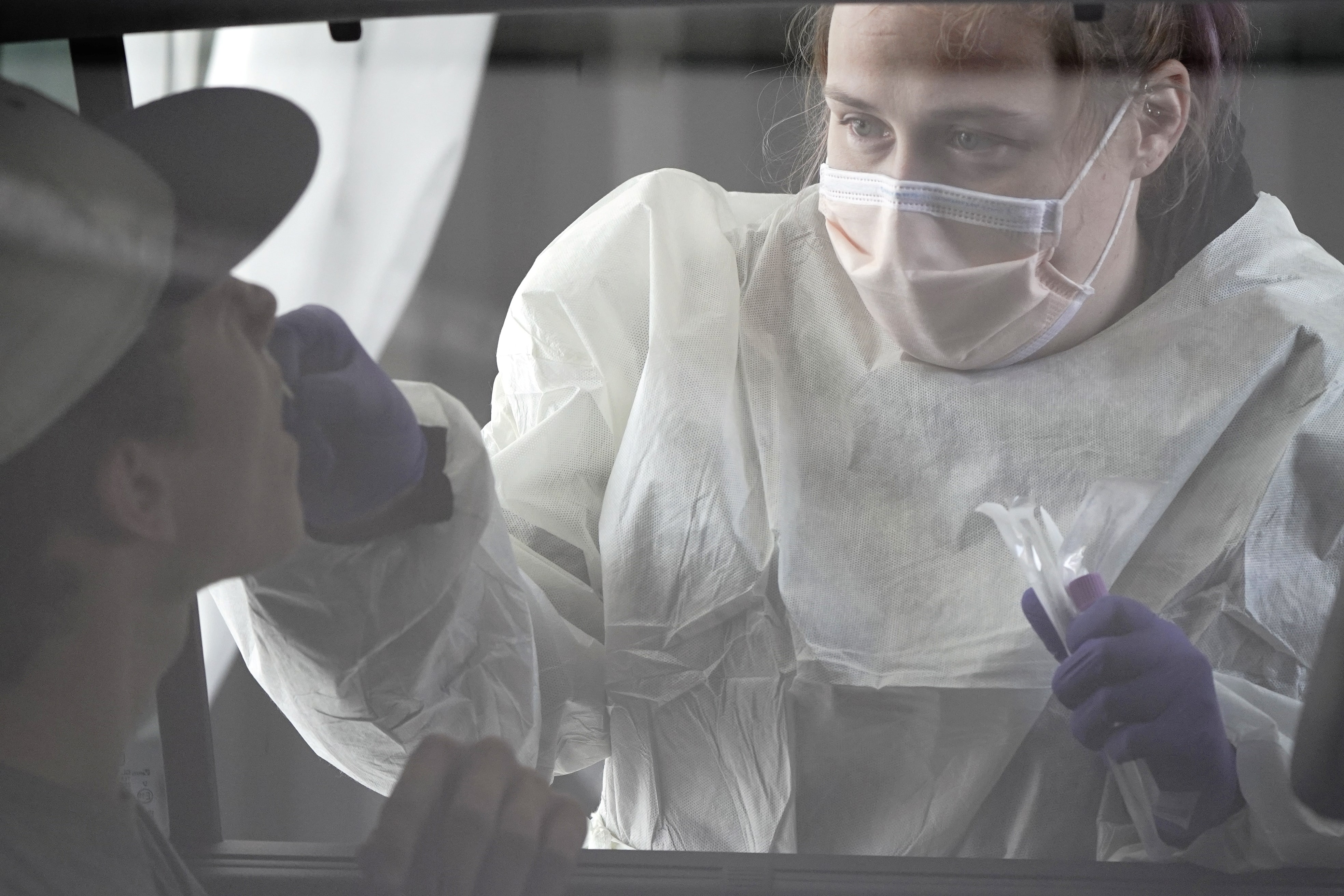 Profissional de saúde colhe amostras para exame de detecção de coronavírus em Wisconsin, nos Estados Unidos (REUTERS/Bing Guan)