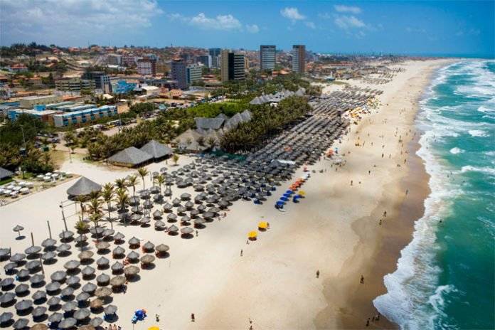 Praia do Futuro, em Fortaleza, no Ceará (Foto: Visit Brasil)