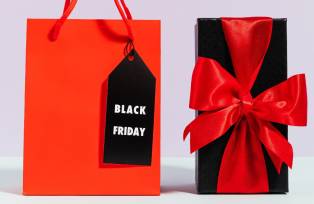 Sacola e presente de Black Friday