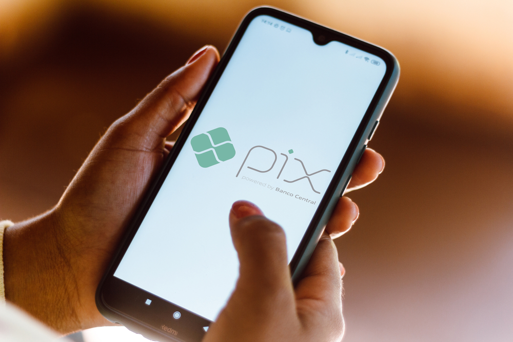 Pix no celular (Crédito: Shutterstock)