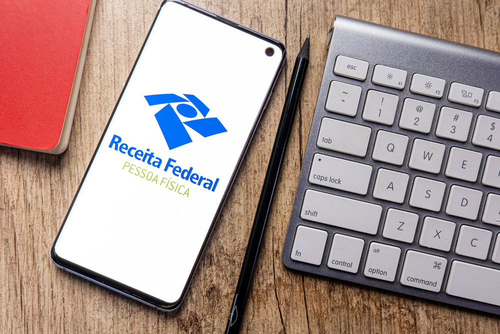 Logotipo da Receita Federal em celular (Crédito: Julio Ricco / Shutterstock.com)