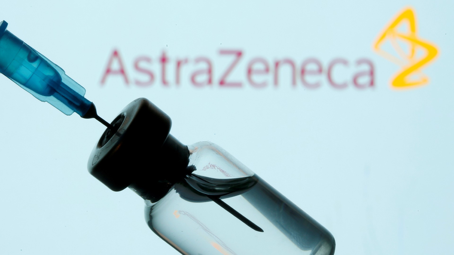 Frasco e seringa em frente ao logo da AstraZeneca em foto de ilustração (REUTERS/Dado Ruvic)