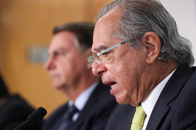 O ministro da Economia, Paulo Guedes, fala em reunião, ao lado do presidente Jair Bolsonaro (Foto: Marcos Corrêa/PR)