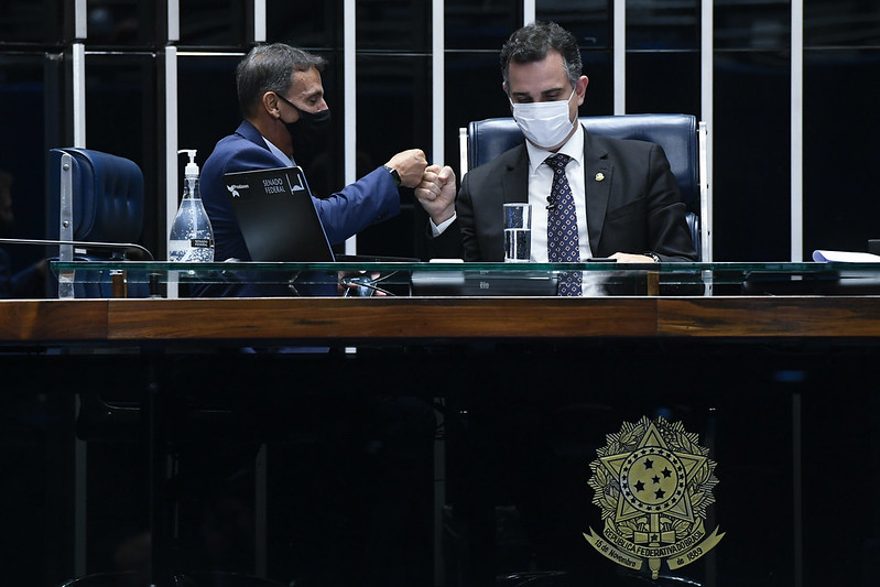 O senador Marcio Bittar (MDB-AC) cumprimenta o presidente do Senado Federal, Rodrigo Pacheco (DEM-MG), em plenário (Foto: Marcos Oliveira/Agência Senado)