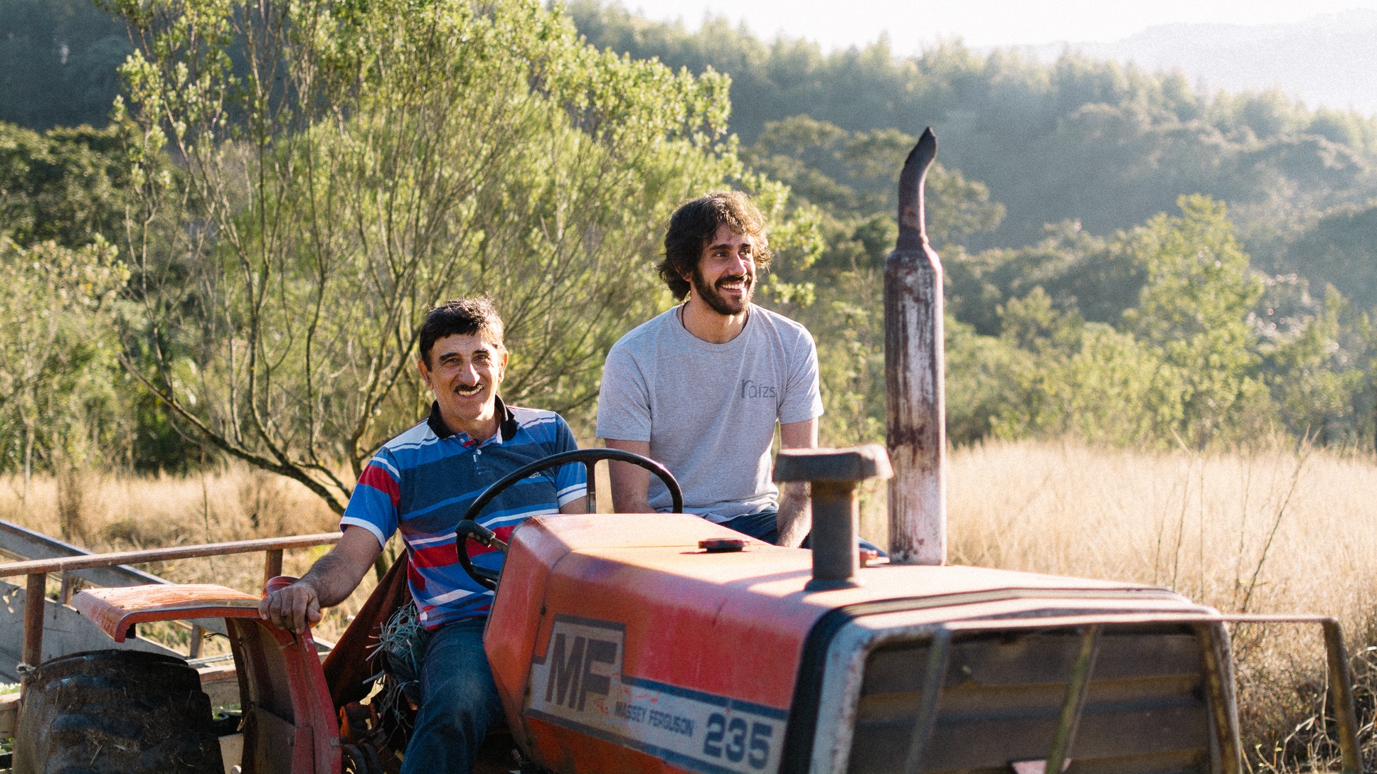 Agricultor e Tomás Abrahão, fundador da Raízs (Ana Beatriz Pereira/Divulgação)