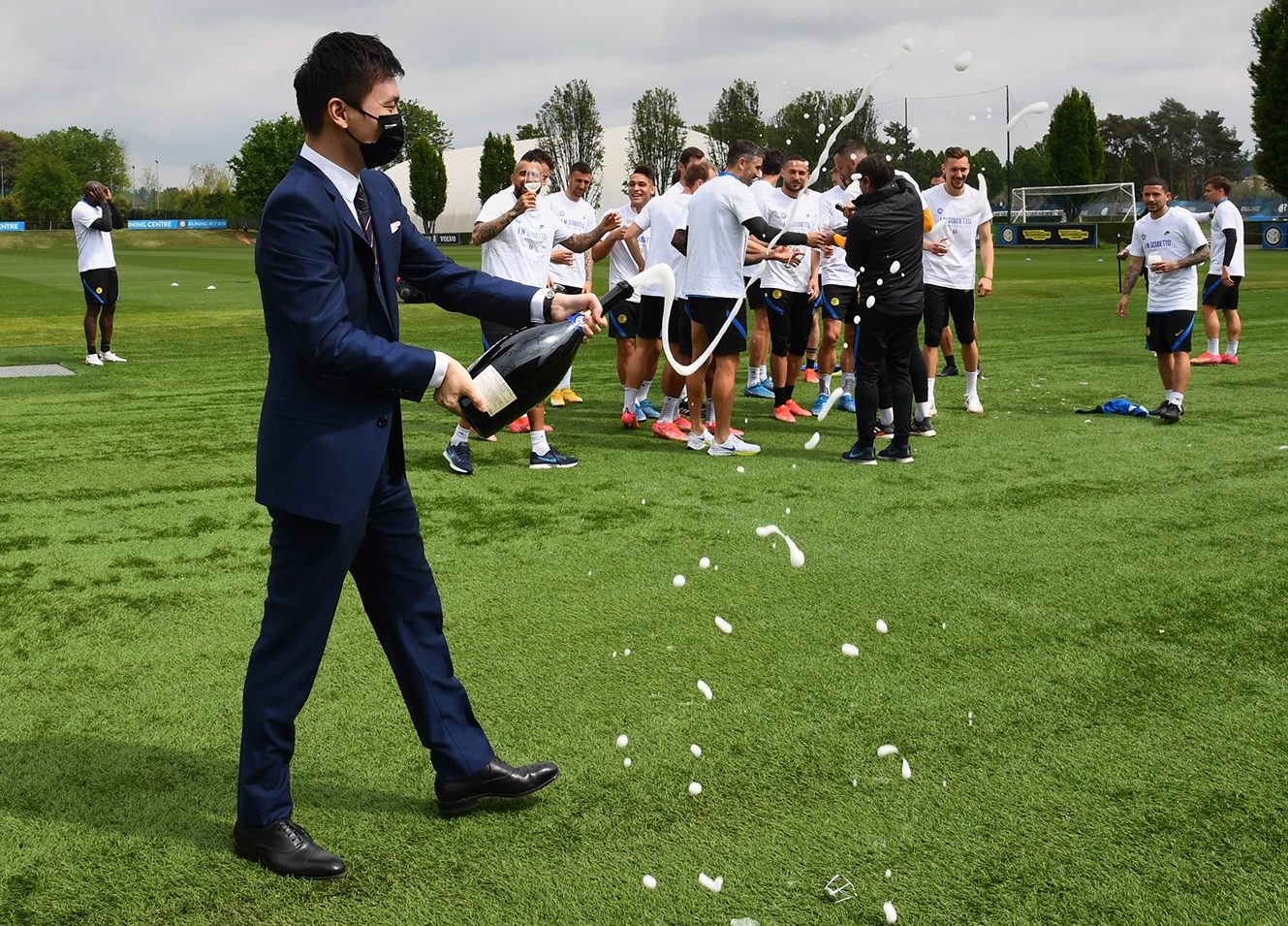 O chinês Steven Zhang (foto), presidente da Inter de Milão, celebra o título italiano com jogadores; o grupo Suning, dono do clube, tomou um empréstimo com o fundo Oaktree Capital  para cobrir as despesas com futebol