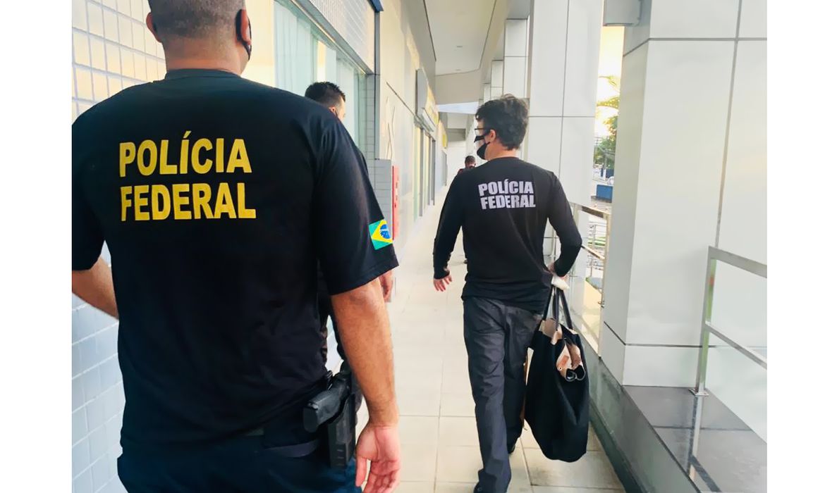 Policiais Federais realizam operação (Foto: Divulgação/Polícia Federal)