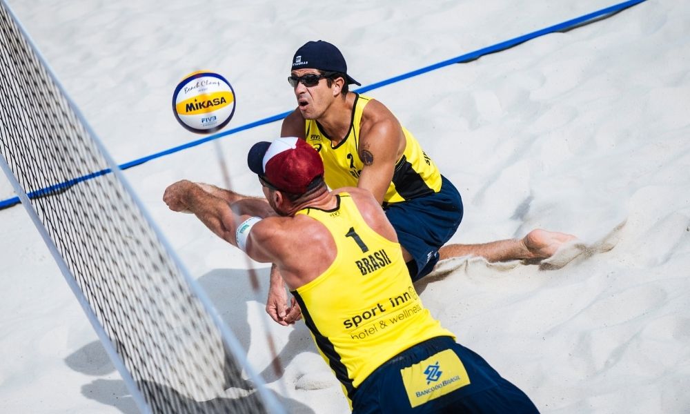 A dupla Alison e Álvaro Filho na etapa de Sochi do Circuito Mundial de vôlei de praia (FIVB/Divulgação)