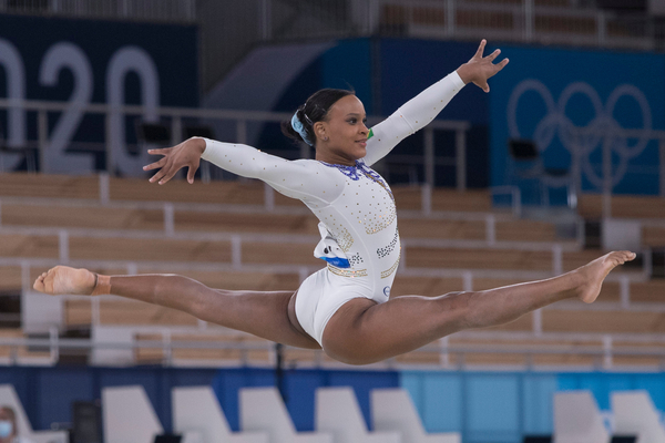 Ginasta Rebeca Andrade se apresenta na Ariake Gymnastics Centre, em Tóquio (Júlio César Guimarães/COB)