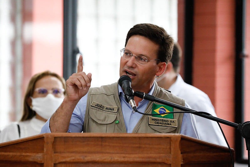 O ministro da Cidadania, João Roma, discursa em cerimônia de entrega de cestas de alimentos da iniciativa Brasil Fraterno (Foto: Alan Santos/PR)