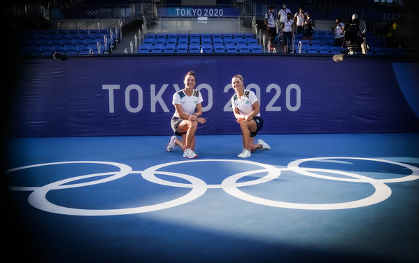 Jogos Olímpicos de Tóquio 2020: tênis duplas feminino. Na foto, as atletas Luisa Stefani e Laura Pigossi após a conquista da medalha de Bronze inédita. Foto: Rafael Bello/COB