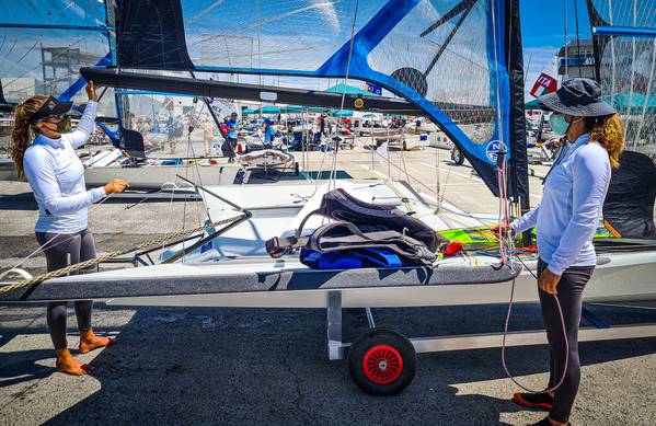 Primeiro dia de treinos oficiais em Enoshima, Japão, de Martine Grael e Kahena Kunze (Daniel Vasco/COB)