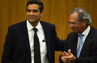 O novo presidente do Banco Central (BC), Roberto Campos Neto, e o ministro da Economia, Paulo Guedes, durante cerimônia de transmissão de cargo.