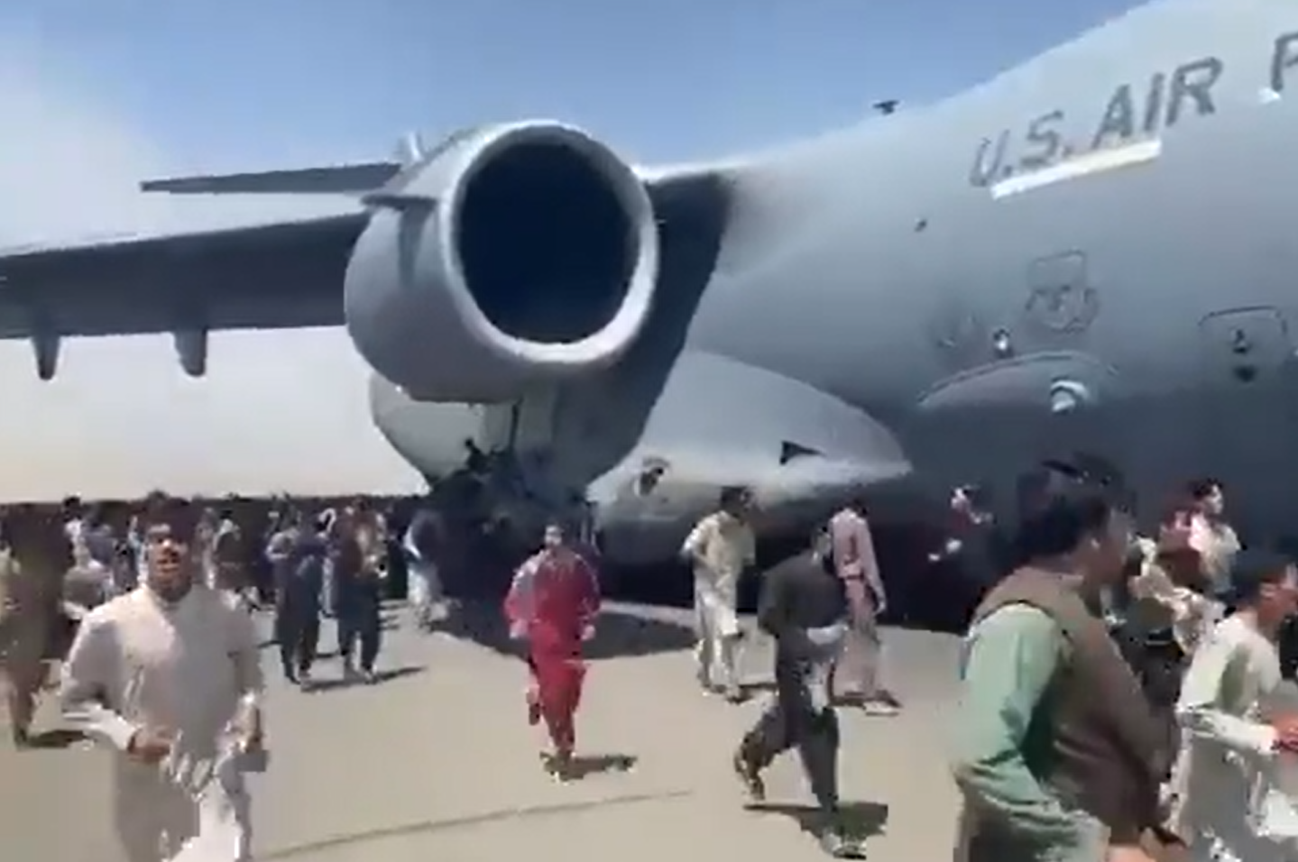 Pessoas se penduram em um avião de transporte C-17, da Força Aérea dos EUA, no aeroporto de Cabul, no Afeganistão, na segunda-feira, 16 de agosto (Reprodução)