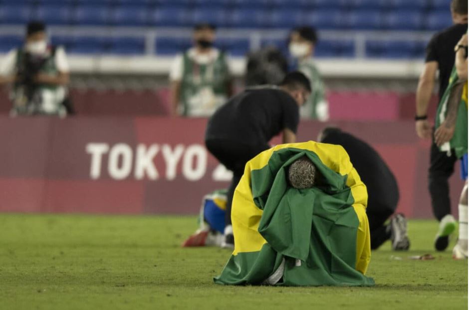  Richarlison enrolado na bandeira do Brasil após o ouro em Tóquio 2020  (Foto: Lucas Figueiredo/CBF)