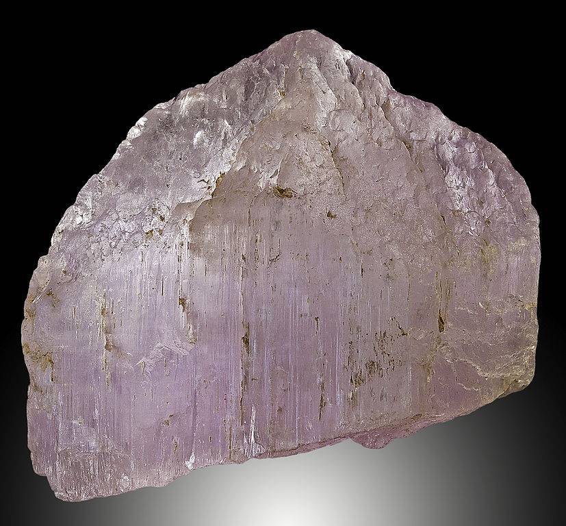 Pedra de kunzita, um tipo de aluminossilicato de lítio que existe no Afeganistão (crédito: Wikimedia Commons)