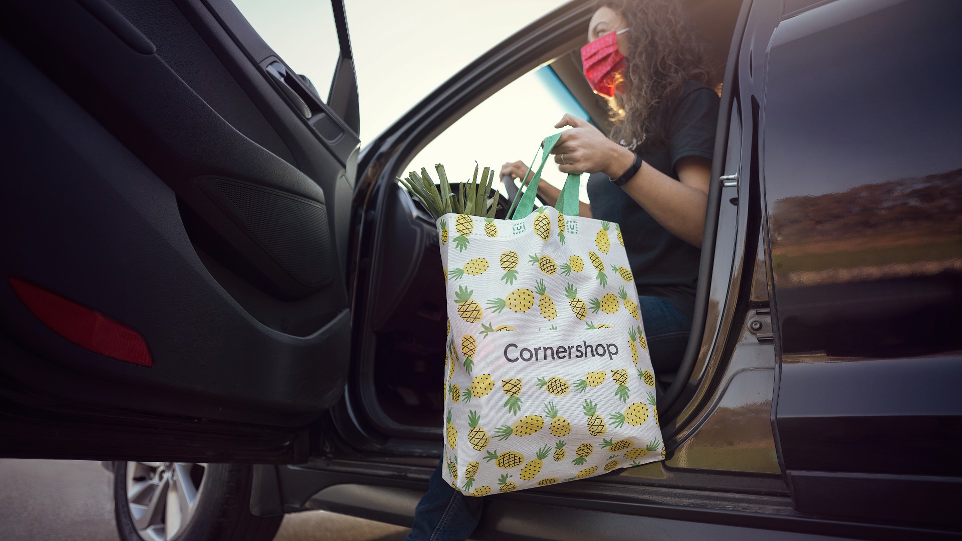 Entregadora da Cornershop: Uber encerrou delivery de refeições no Brasil, enquanto o país está entre seus maiores mercados para entrega de produtos de supermercado (Divulgação)