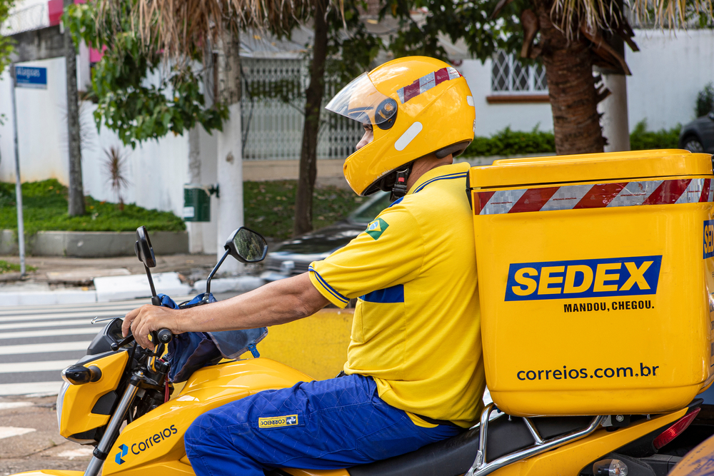 Entregador dos Correios (Crédito editorial: casa.da.photo / Shutterstock.com)