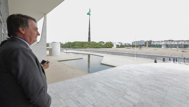 O presidente Jair Bolsonaro (sem partido) se encontra com apoiadores na rampa do Palácio do Planalto (Fotos: Marcos Corrêa/PR)