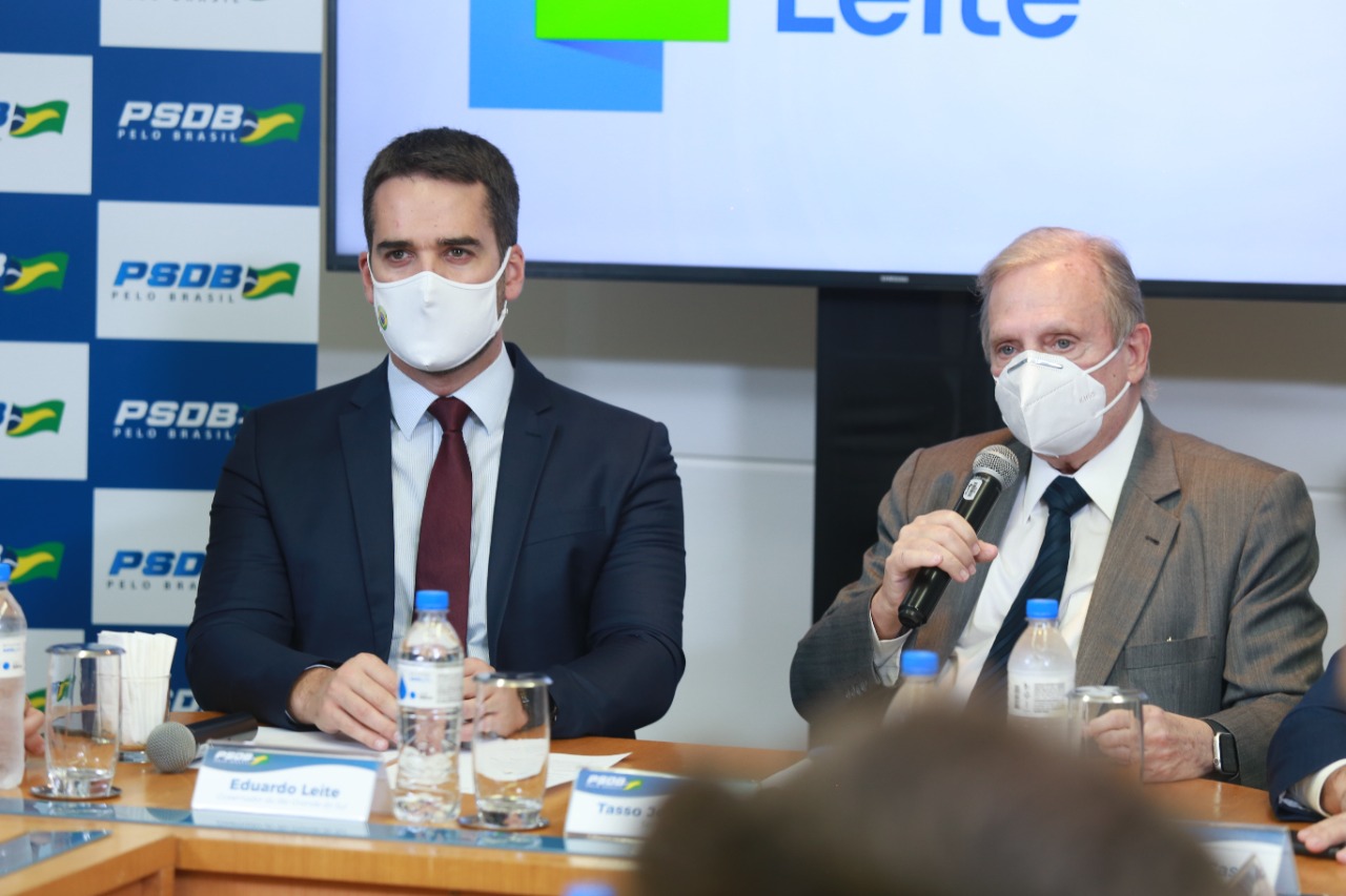 O governador do Rio Grande do Sul, Eduardo Leite (PSDB), e o senador Tasso Jereissati (PSDB-CE), em coletiva de imprensa (Foto: Rodger Timm)