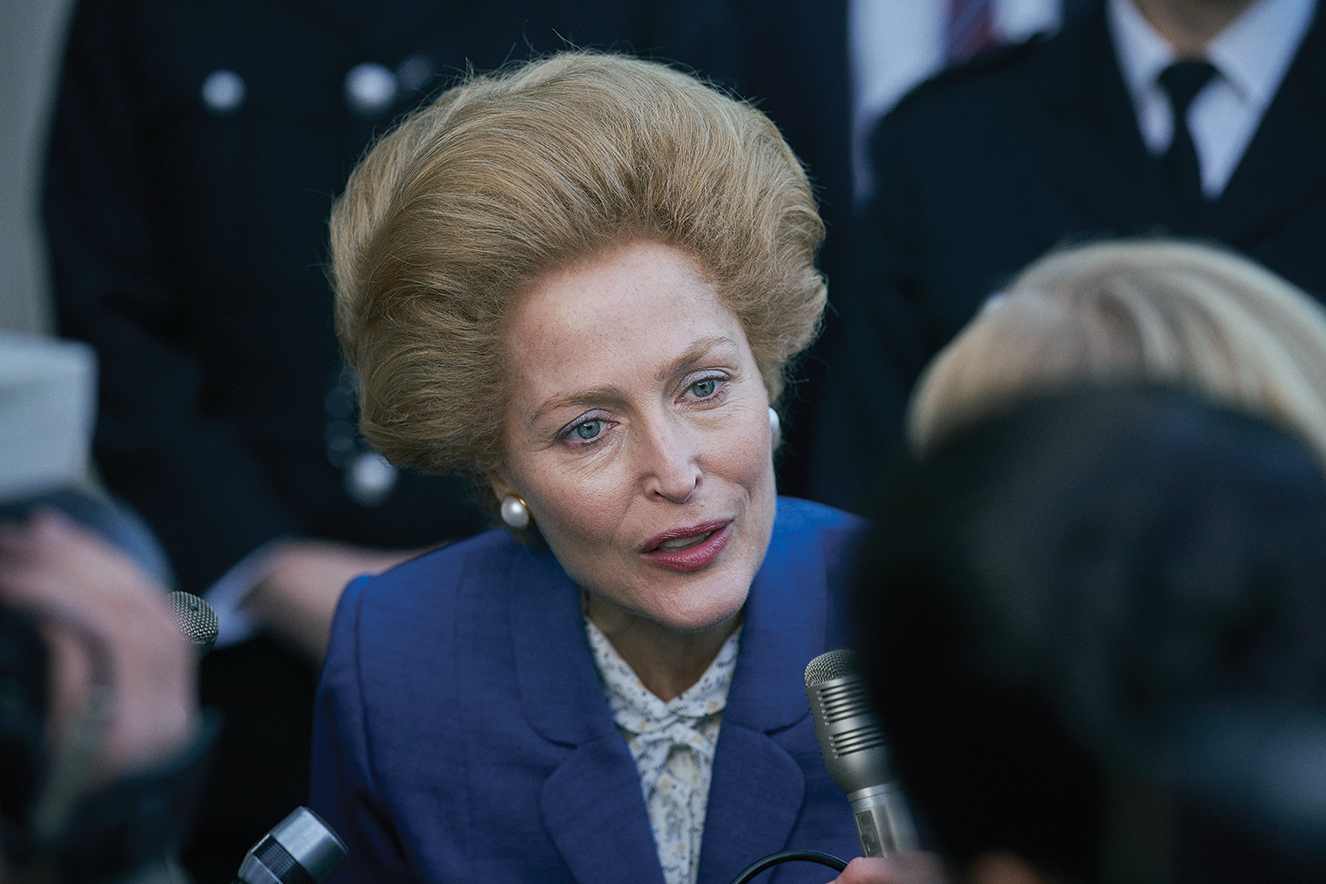 Gillian Anderson como a ex-primeira-ministra britânica Margaret Thatcher em "The Crown" (Reprodução/Netflix)