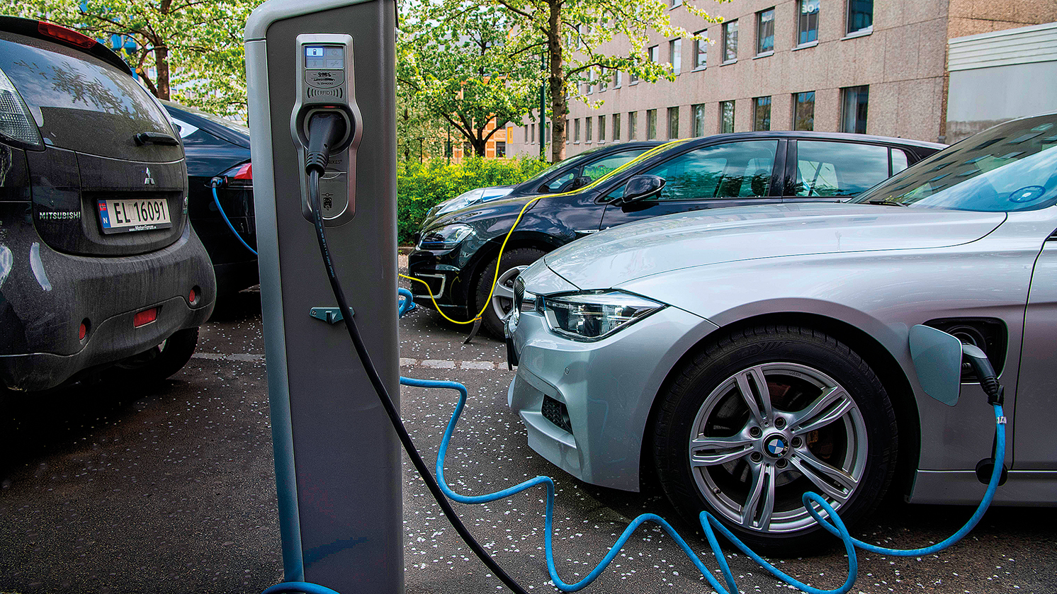 Ponto de recarga de carros elétricos (Foto: Jonathan NACKSTRAND / AFP via Getty Images)   