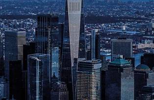 Vista aérea do centro financeiro de Nova York, com o 1WTC em destaque