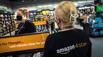 atendente da Amazon no computador