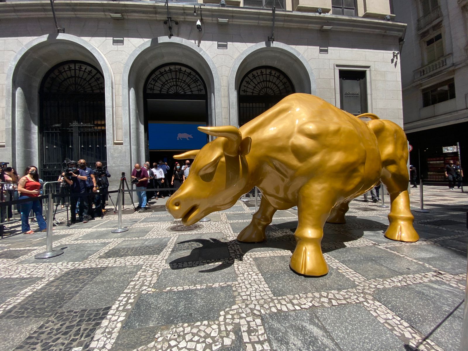 Touro dourado instalado em frente à sede da B3, em São Paulo (Divulgação)