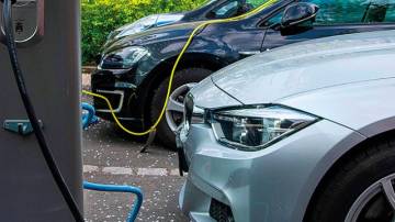 carro elétrico sendo recarregado