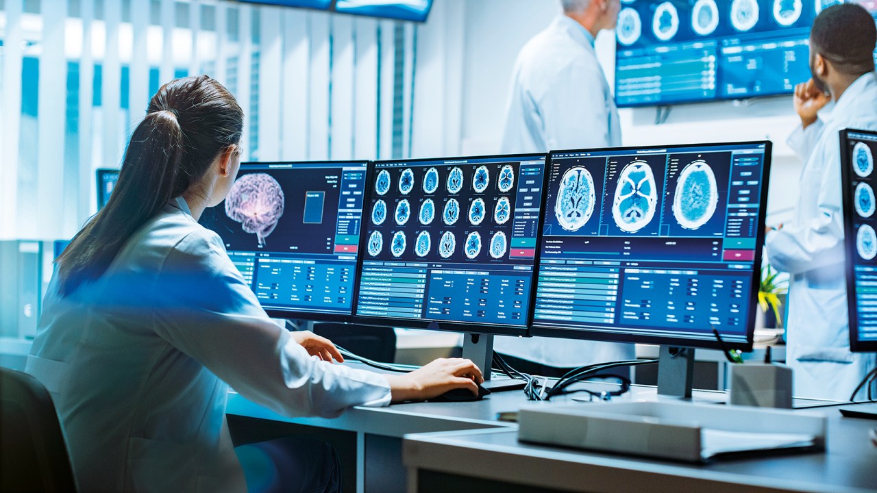 Cientistas trabalham em estudo do cérebro em um laboratório (Gorodenkoff/Shutterstock)