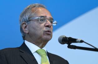 O ministro da Economia, Paulo Guedes, fala em microfone