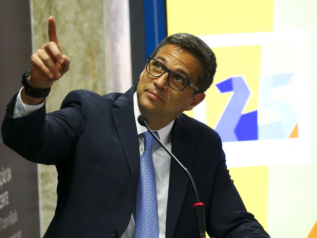 Roberto Campos Neto apontando para cima