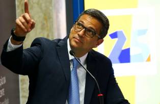 Roberto Campos Neto apontando para cima