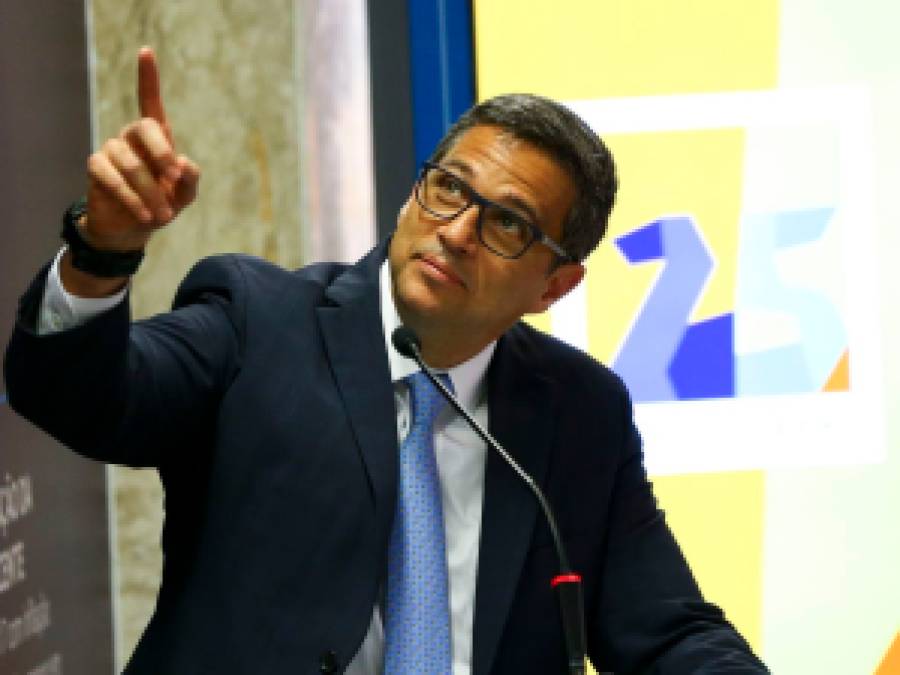 Roberto Campos Neto apontando para cima