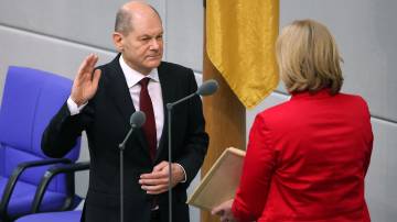 O novo chanceler alemão Olaf Scholz faz seu juramento de posse do