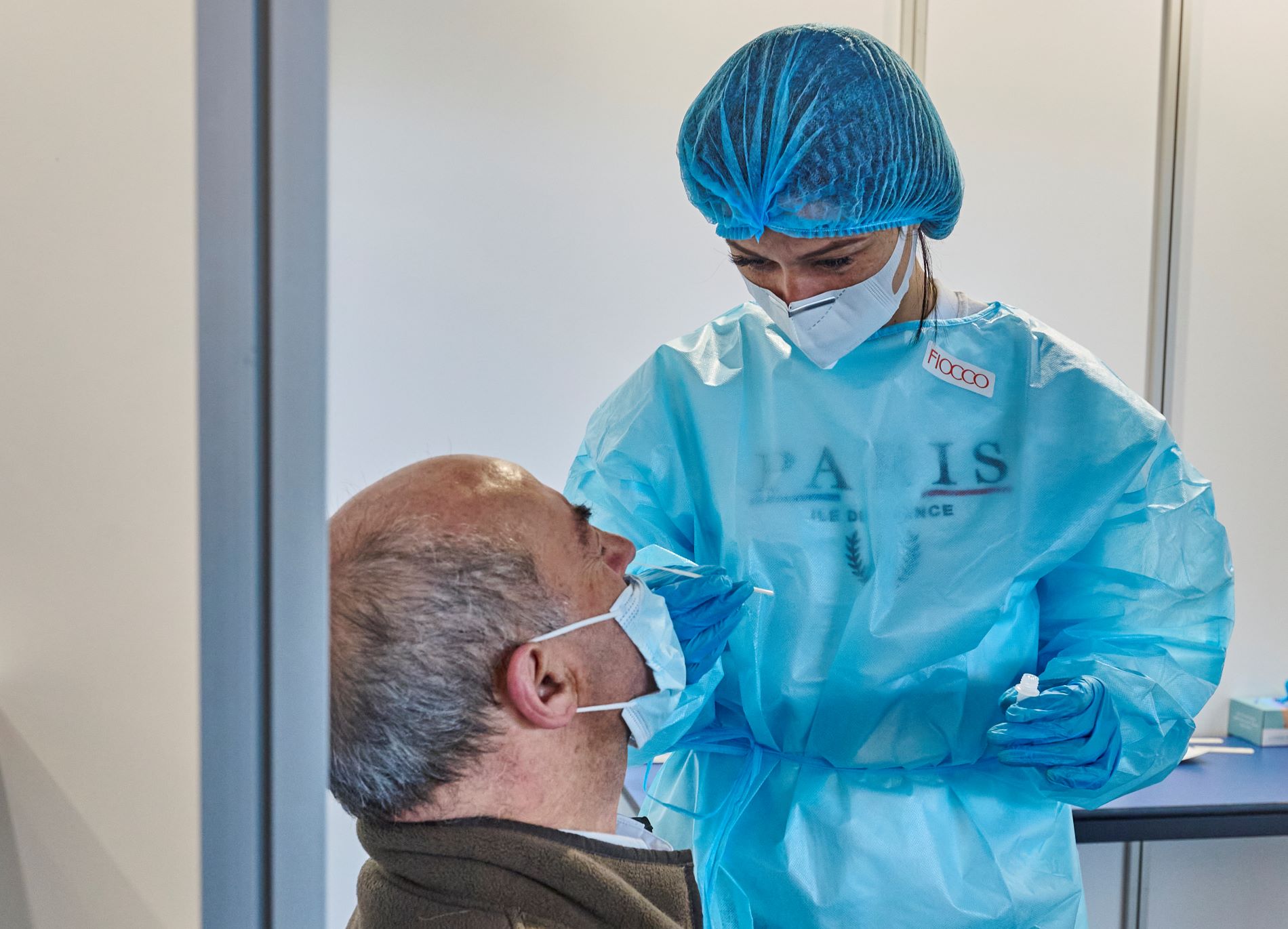 Enfermeira realiza teste de Covid em paciente (Horacio Villalobos/Getty Images)