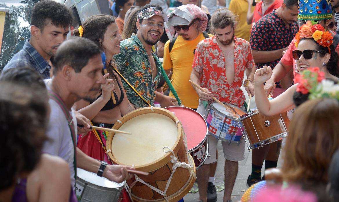 Blocos fazem a abertura não oficial do carnaval de rua no centro do Rio de Janeiro (Tomaz Silva/Agência Brasil)