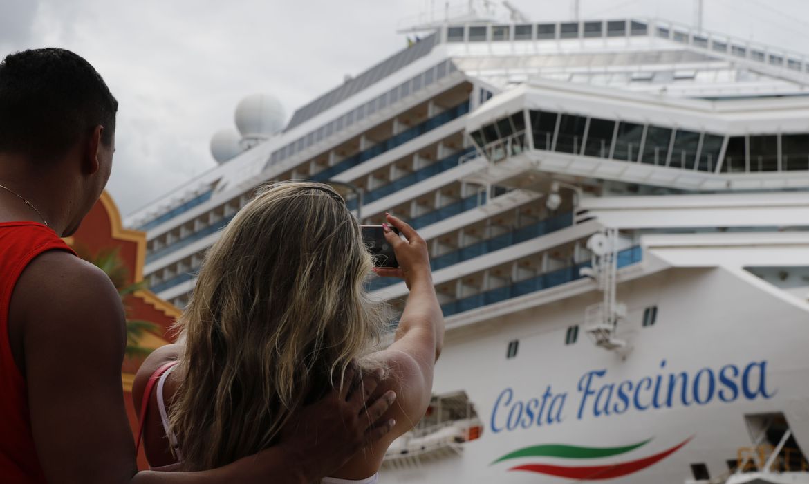 Mulher fotografa navio Costa Fascinosa, que não será mais usado neste ano em cruzeiros no Brasil (Fernando Frazão/Agência Brasil)