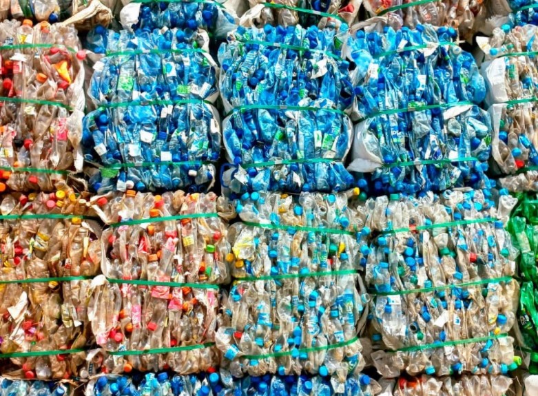 Usina de reciclagem de garrafas plásticas em Fernando de Noronha (Reprodução/Instagram/@vozdosoceanos)
