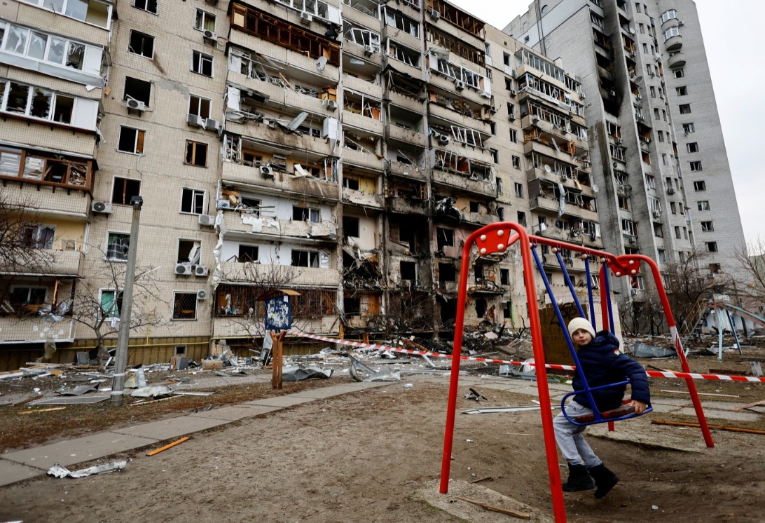 Área residencial na Ucrânia atingida por ataques da Rússia (Umit Bektas/Reuters)