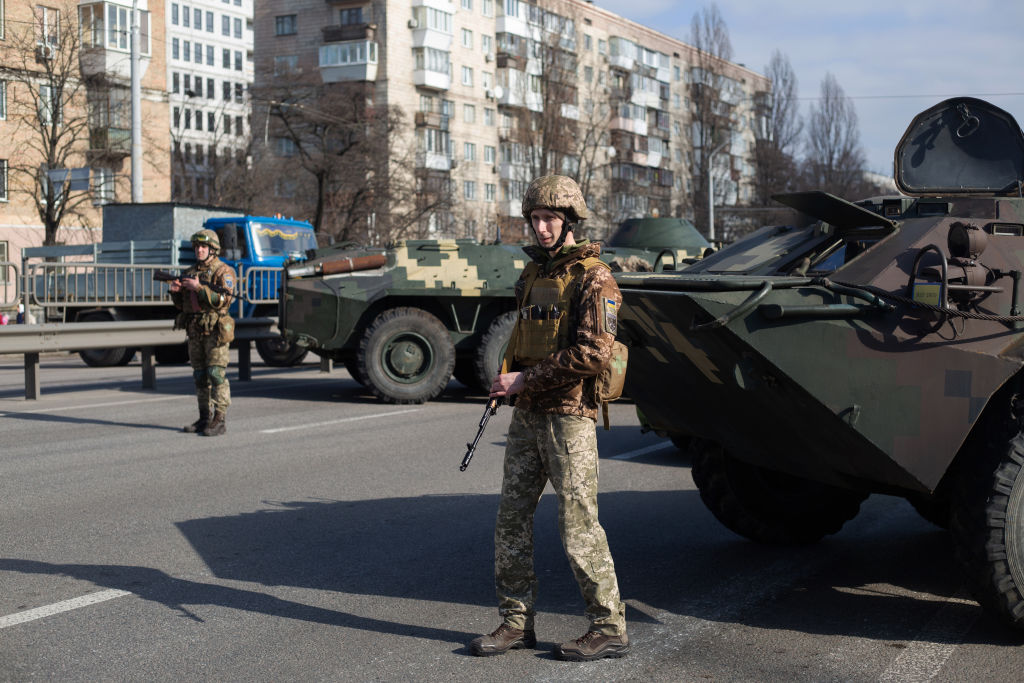 Soldados em Kiev durante ataque da Rússia no começo do conflito, em fevereiro de 2022 (Anastasia Vlasova/Getty Images)