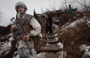 Soldado ucraniano em em Avdiyivka